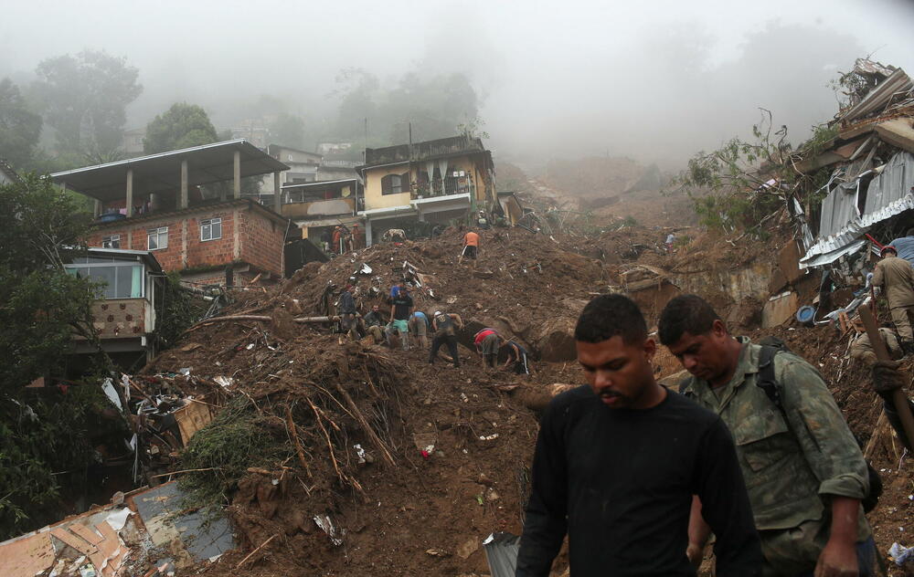 <p>Državna vatrogasna služba saopštila je da više od 180 vojnika već djeluje u pogođenom regionu Petropolis, gdje su 2011. godine nakon katastrofalnih poplava stradale stotine ljudi, prenosi AP</p>