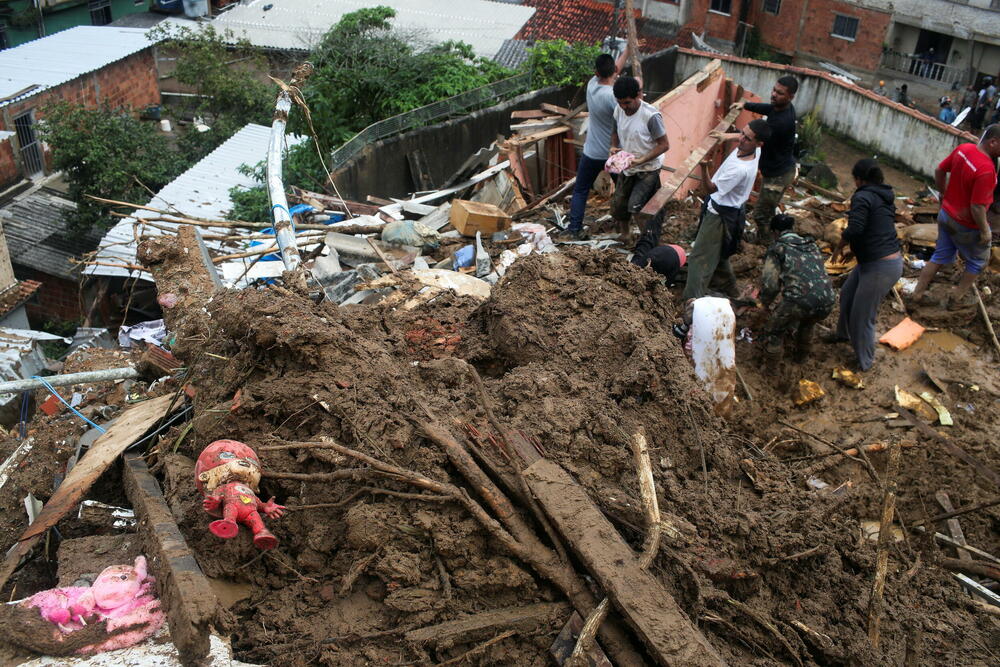 <p>Državna vatrogasna služba saopštila je da više od 180 vojnika već djeluje u pogođenom regionu Petropolis, gdje su 2011. godine nakon katastrofalnih poplava stradale stotine ljudi, prenosi AP</p>