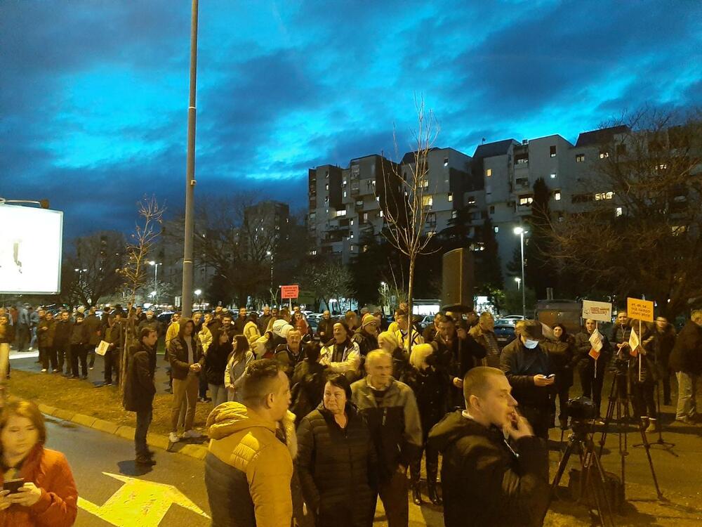 <p>"Onemogućili smo ih da u februaru, po brzoj proceduri, izaberu antidemokratsku vladu. To ne mogu sad sprovesti po kratkom naumu. Sad je sva moć u rukama potpredsjednika Skupštine Bulajića", rekao je, između ostalog, lider Demokrata</p>