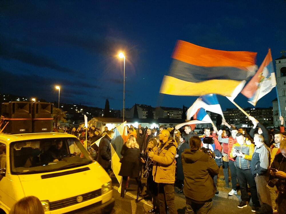 <p>"Onemogućili smo ih da u februaru, po brzoj proceduri, izaberu antidemokratsku vladu. To ne mogu sad sprovesti po kratkom naumu. Sad je sva moć u rukama potpredsjednika Skupštine Bulajića", rekao je, između ostalog, lider Demokrata</p>