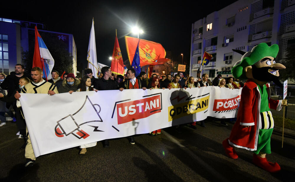 <p>"Onemogućili smo ih da u februaru, po brzoj proceduri, izaberu antidemokratsku vladu. To ne mogu sad sprovesti po kratkom naumu. Sad je sva moć u rukama potpredsjednika Skupštine Bulajića", rekao je, između ostalog, lider Demokrata</p>