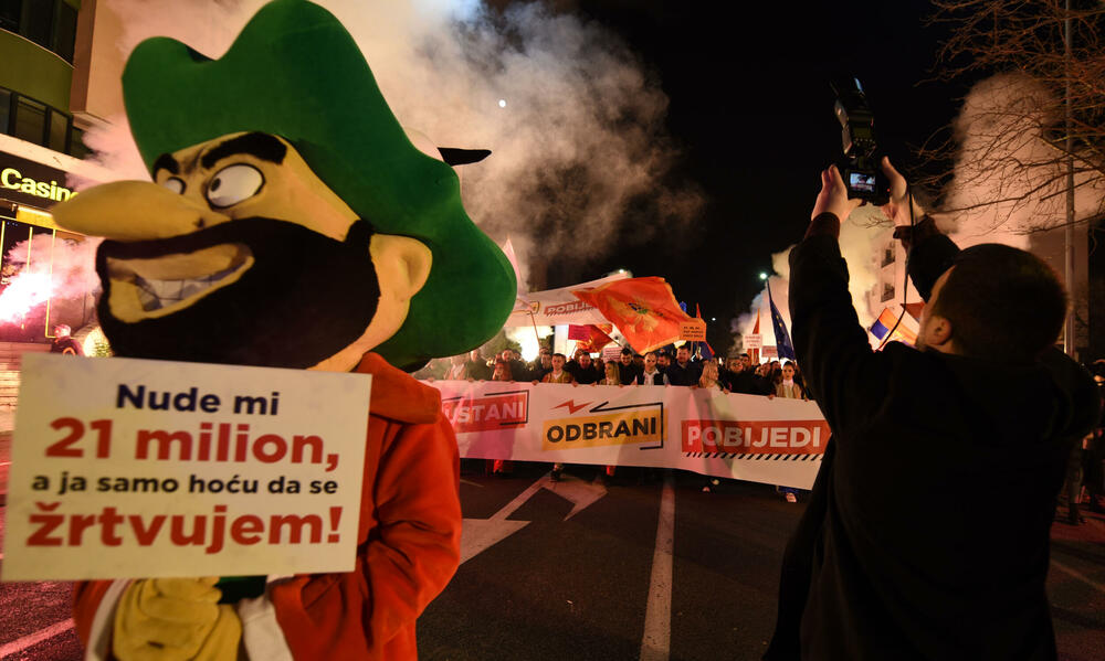 <p>"Onemogućili smo ih da u februaru, po brzoj proceduri, izaberu antidemokratsku vladu. To ne mogu sad sprovesti po kratkom naumu. Sad je sva moć u rukama potpredsjednika Skupštine Bulajića", rekao je, između ostalog, lider Demokrata</p>