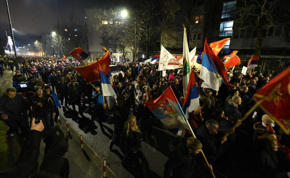 <p>"Onemogućili smo ih da u februaru, po brzoj proceduri, izaberu antidemokratsku vladu. To ne mogu sad sprovesti po kratkom naumu. Sad je sva moć u rukama potpredsjednika Skupštine Bulajića", rekao je, između ostalog, lider Demokrata</p>