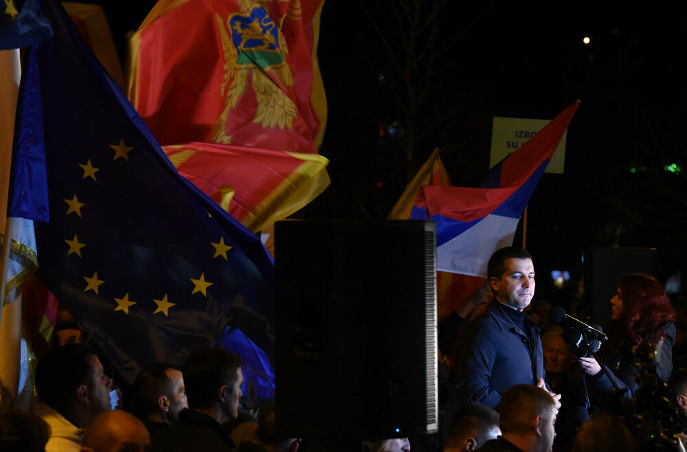 <p>"Onemogućili smo ih da u februaru, po brzoj proceduri, izaberu antidemokratsku vladu. To ne mogu sad sprovesti po kratkom naumu. Sad je sva moć u rukama potpredsjednika Skupštine Bulajića", rekao je, između ostalog, lider Demokrata</p>