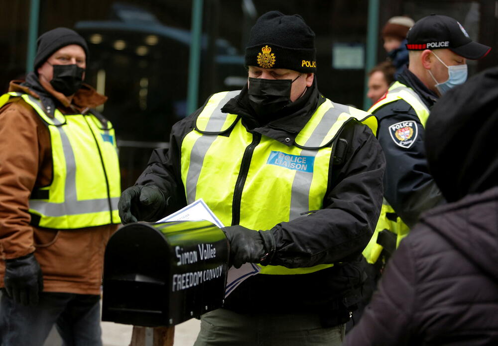 <p>Ministar za javnu bezbjednost Marko Mendicino optužio je ekstremističke grupe da pomažu organiziovati proteste u Otavi i na granici sa Sjedinjenim Američkim Državama (SAD), ponovivši sumnje da neki učesnici žele da zbace s vlasti liberalnu vladu</p>