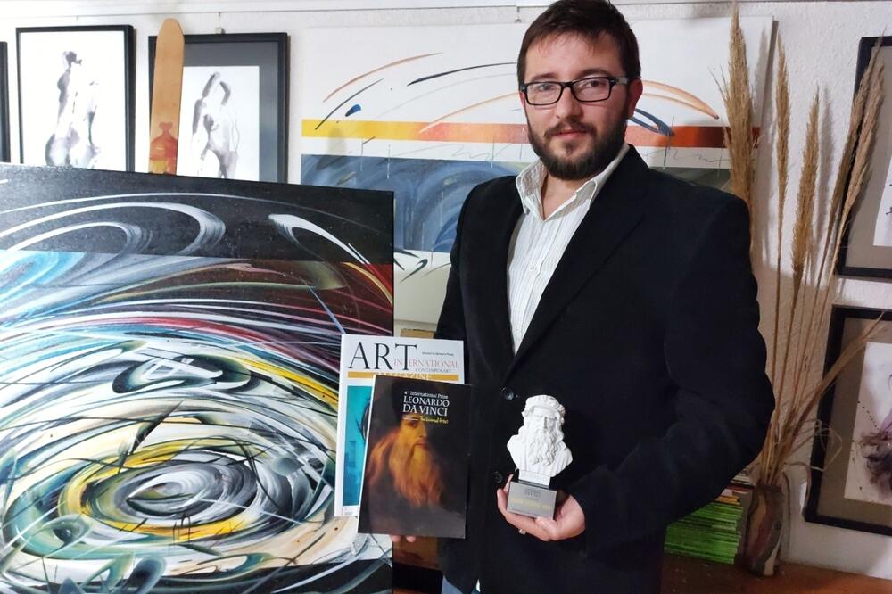 Ćetković pored svog rada, Foto: Privatna arhiva