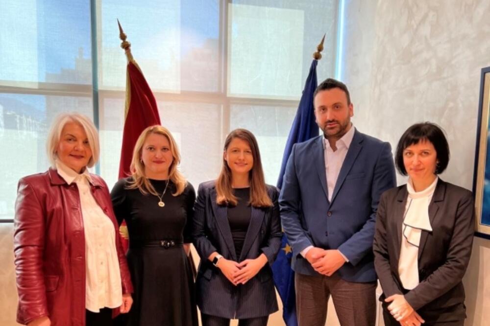 Srzentić (u sredini) sa članovima Komisije, Foto: Ministarstvo javne uprave, digitalnog društva i medija