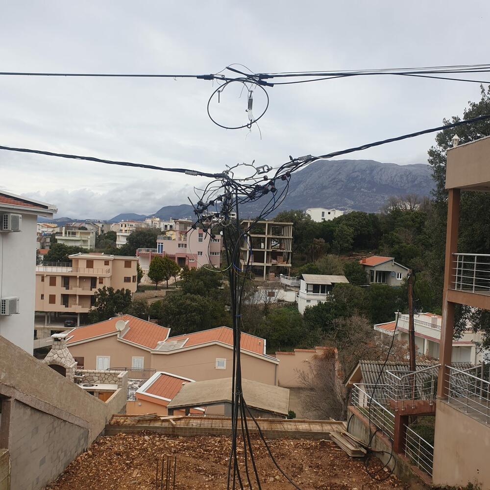 <p>"Samo tokom prethodnih 24 sata u Podgorici su prekinuta dva 10 kV kabla, zbog čega je dio korisnika u Gornjoj Gorici više sati bio bez napajanja"</p>