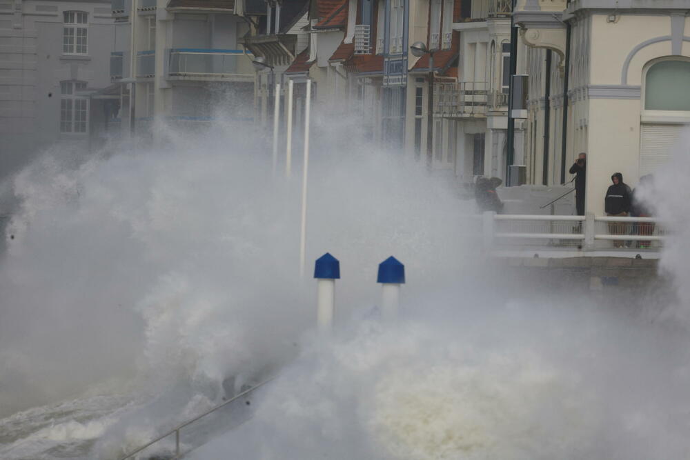 <p>Najmanje 13 ljudi stradalo je u jakom nevremenu koje je pogodilo zapad Starog kontineta. Oluja, koju su britanske i irske meteorološke službe nazvale "Junis", a njemačke "Zejnep" pogodila je Veliku Britaniju, Irsku, Holandiju, Belgiju, Njemačku i Poljsku... Naleti vjetra dostizali su brzinu od 196 kilometara na sat, čupali su drveće i oštetili mnoge građevine, među kojima je i čuvena "O2 arena" u Londonu.</p>