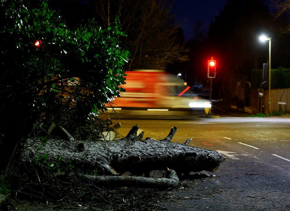<p>Najmanje 13 ljudi stradalo je u jakom nevremenu koje je pogodilo zapad Starog kontineta. Oluja, koju su britanske i irske meteorološke službe nazvale "Junis", a njemačke "Zejnep" pogodila je Veliku Britaniju, Irsku, Holandiju, Belgiju, Njemačku i Poljsku... Naleti vjetra dostizali su brzinu od 196 kilometara na sat, čupali su drveće i oštetili mnoge građevine, među kojima je i čuvena "O2 arena" u Londonu.</p>