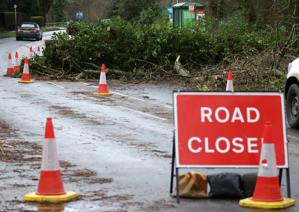 <p>Najmanje 13 ljudi stradalo je u jakom nevremenu koje je pogodilo zapad Starog kontineta. Oluja, koju su britanske i irske meteorološke službe nazvale "Junis", a njemačke "Zejnep" pogodila je Veliku Britaniju, Irsku, Holandiju, Belgiju, Njemačku i Poljsku... Naleti vjetra dostizali su brzinu od 196 kilometara na sat, čupali su drveće i oštetili mnoge građevine, među kojima je i čuvena "O2 arena" u Londonu.</p>