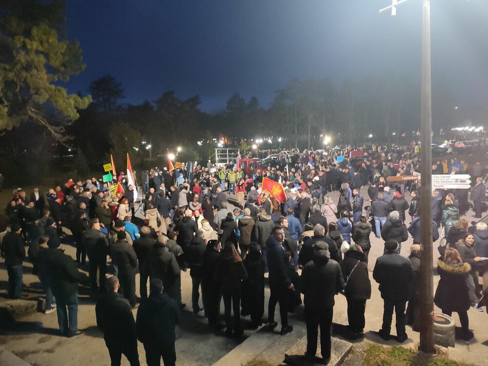 <p>"Da smo htjeli da koaliramo sa DPS-om, otišli bismo sami, jer smo mnogo poželjniji, jači i moćniji", kazao je lider Demokrata</p>