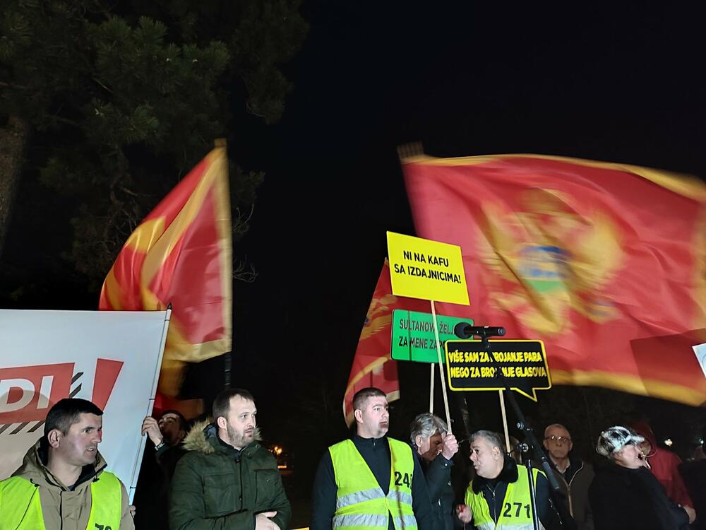 <p>"Da smo htjeli da koaliramo sa DPS-om, otišli bismo sami, jer smo mnogo poželjniji, jači i moćniji", kazao je lider Demokrata</p>
