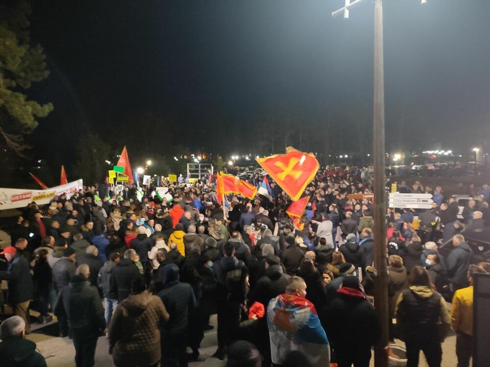 <p>"Da smo htjeli da koaliramo sa DPS-om, otišli bismo sami, jer smo mnogo poželjniji, jači i moćniji", kazao je lider Demokrata</p>