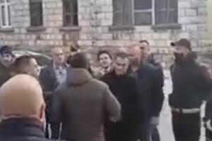 Abazović "skandirao" sa demonstrantima "izdaja"