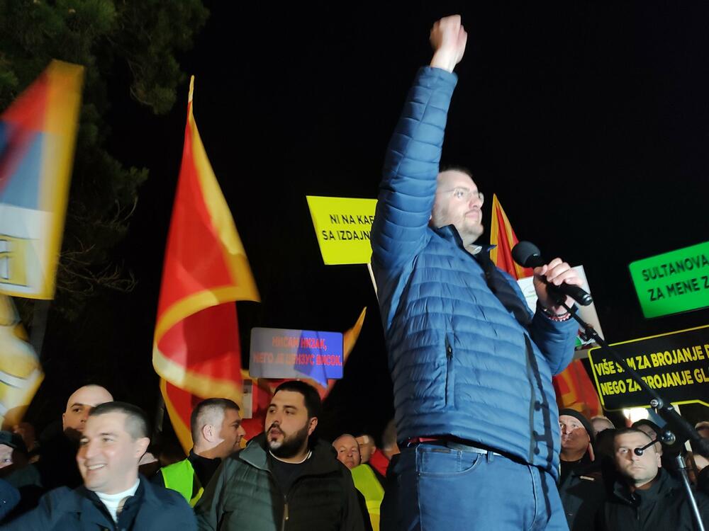 <p>"Da smo htjeli da koaliramo sa DPS-om, otišli bismo sami, jer smo mnogo poželjniji, jači i moćniji", kazao je lider Demokrata</p>