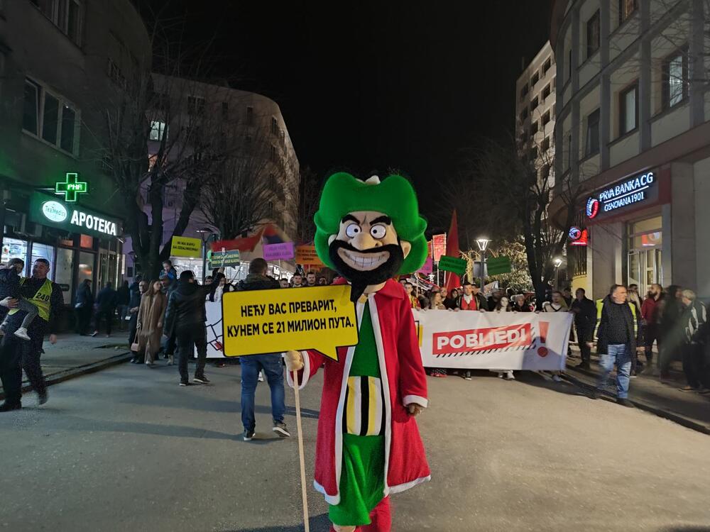 <p>"Da smo htjeli da koaliramo sa DPS-om, otišli bismo sami, jer smo mnogo poželjniji, jači i moćniji", kazao je lider Demokrata</p>