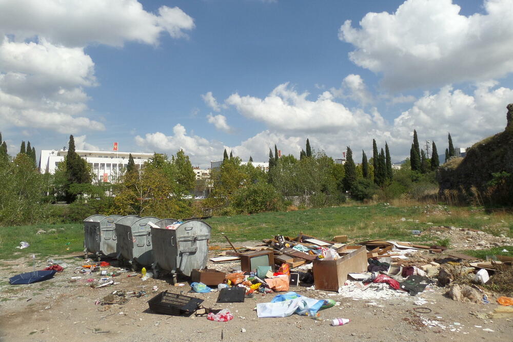 Kontejneri na Starom gradu u Podgorici - septembar 2017., Foto: B. Vukićević
