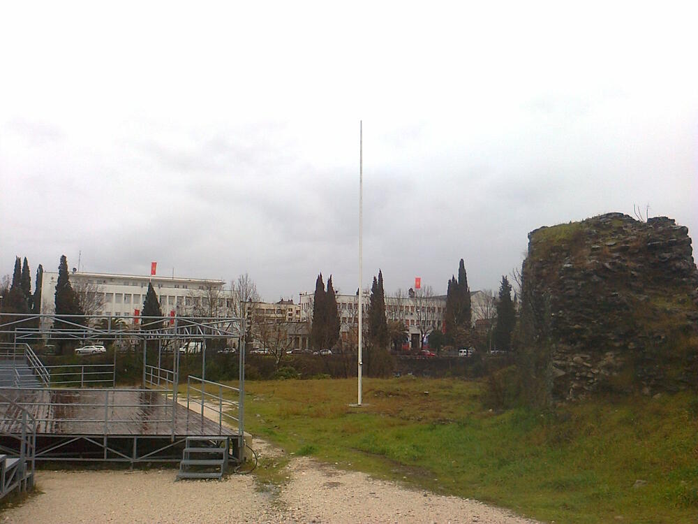 Ljetnja scena i jarbol (bez zastave) na Starom gradu u Podgorici - srijeda, 17. februar