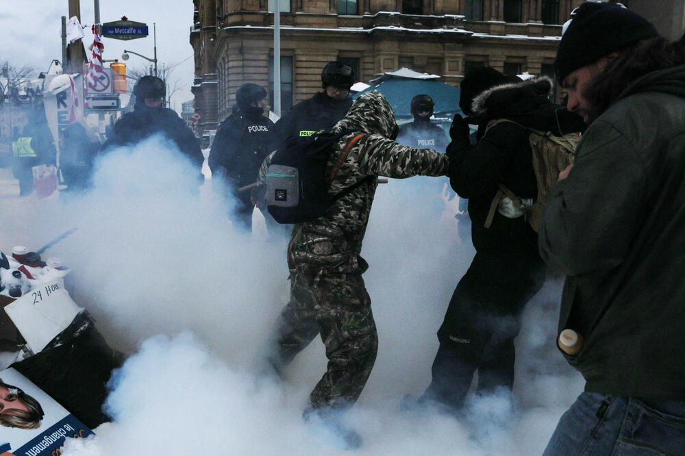 <p>Odvukla je i oko 30 vozila kako bi zaustavila proteste kamiondžija protiv mjera uvedenih u borbi protiv koronavirusa</p>