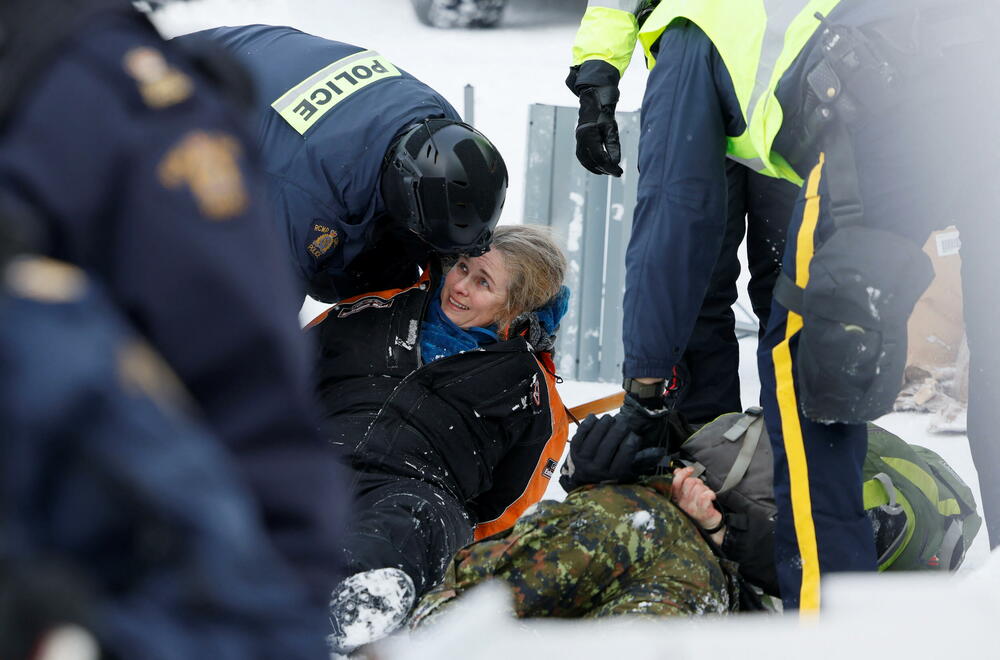 <p>Odvukla je i oko 30 vozila kako bi zaustavila proteste kamiondžija protiv mjera uvedenih u borbi protiv koronavirusa</p>