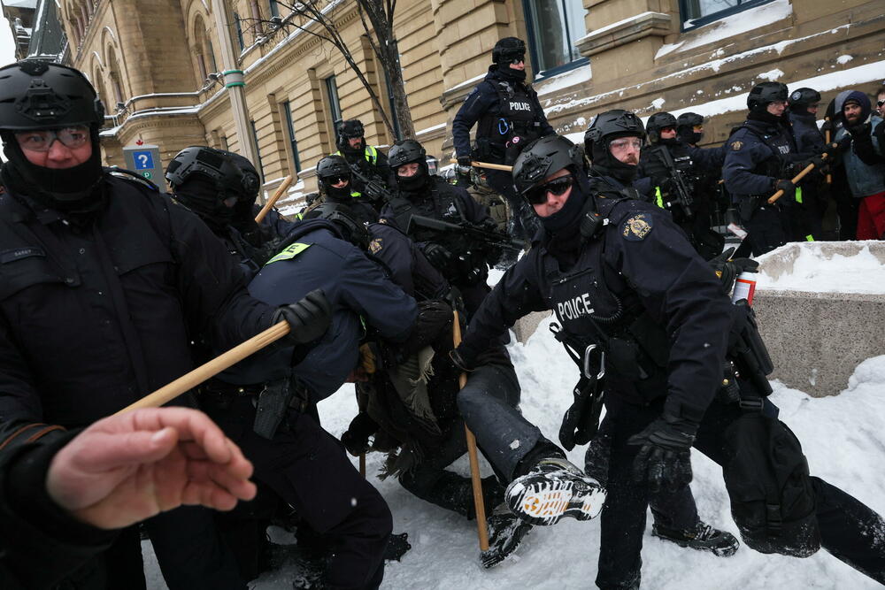 <p>Odvukla je i oko 30 vozila kako bi zaustavila proteste kamiondžija protiv mjera uvedenih u borbi protiv koronavirusa</p>