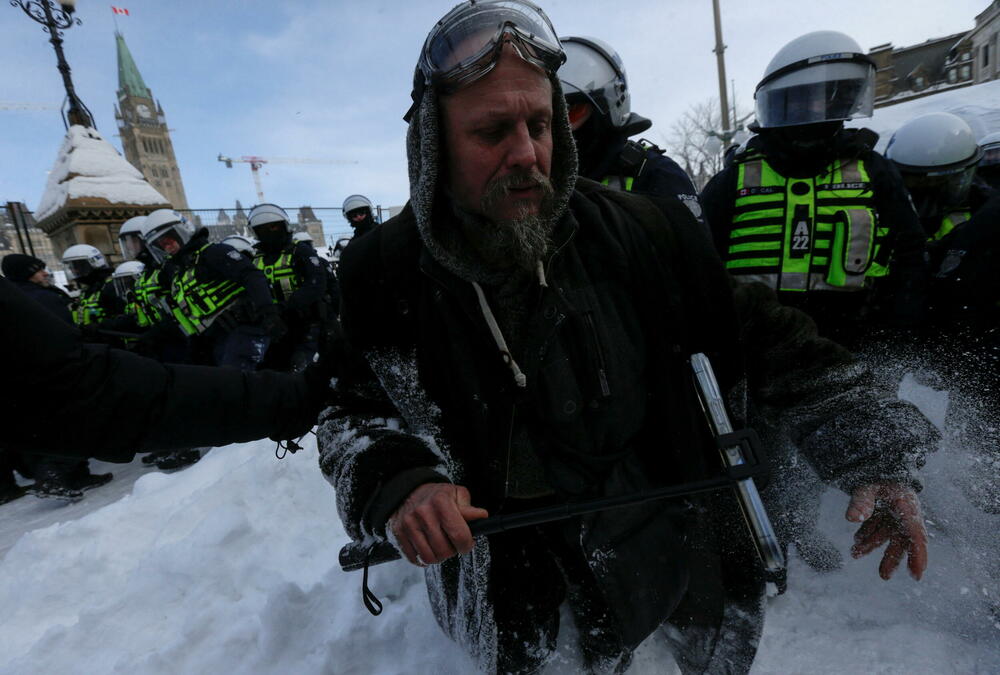 <p>Odvukla je i oko 30 vozila kako bi zaustavila proteste kamiondžija protiv mjera uvedenih u borbi protiv koronavirusa</p>