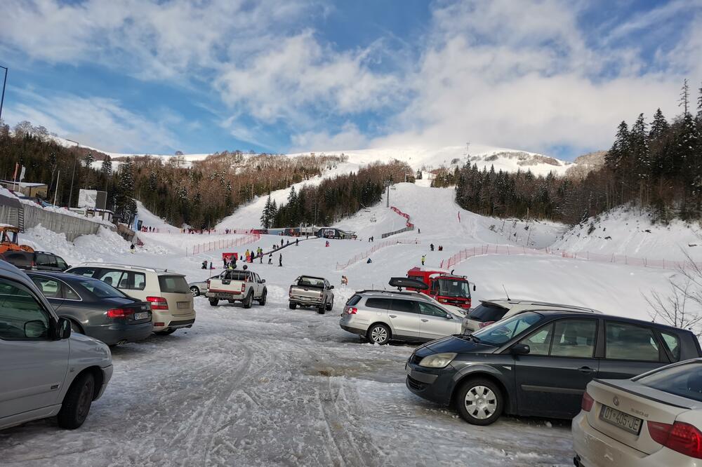 I radnim danom parking dobro popunjen: Ski-centar Kolašin 1600, Foto: Slavko Radulović
