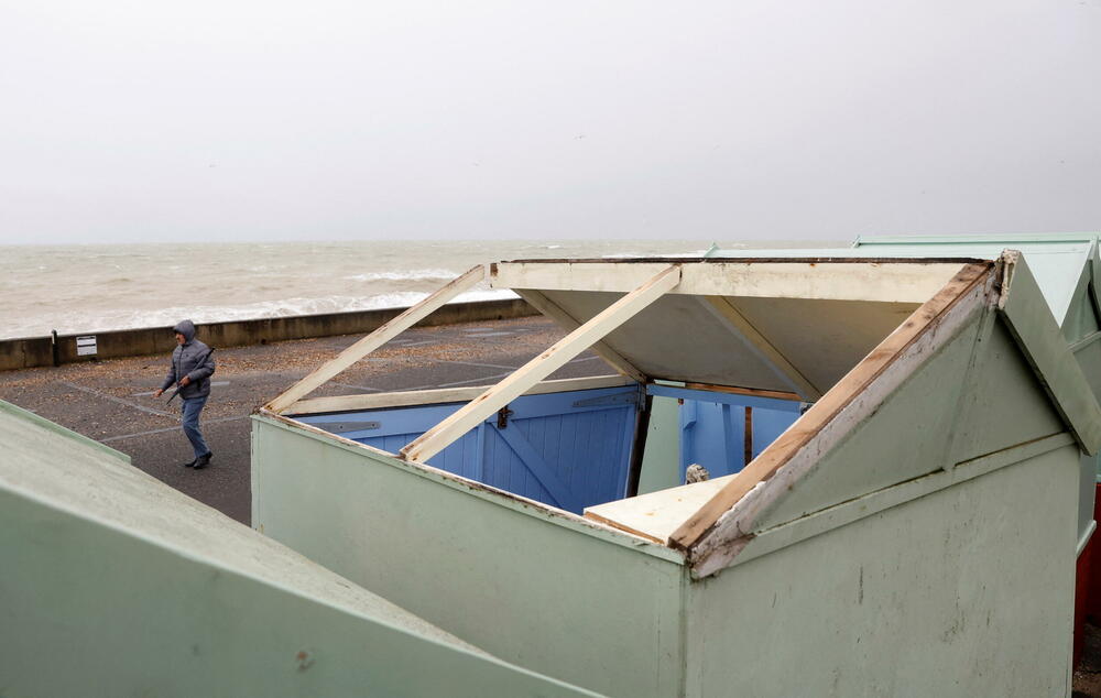<p>Sve vrste saobraćaja takođe su pretrpjele kolaps, dok je situacija najkritičnija u Britaniji u kojoj pripadnici vlasti apeluju na građane da ne napuštaju domove bez prijeke potrebe, jer je ova država registrovala najjače nalete vjetra ikada</p>