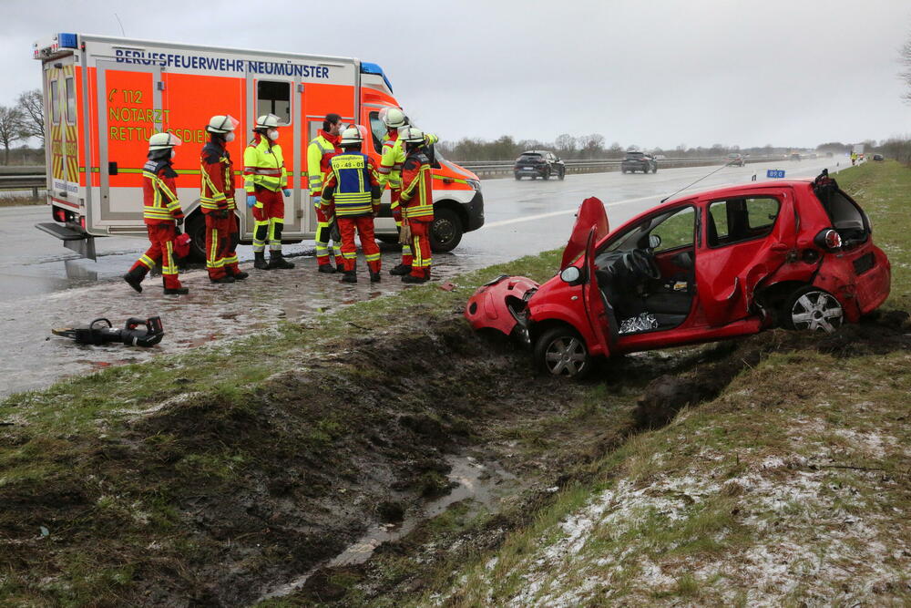<p>Sve vrste saobraćaja takođe su pretrpjele kolaps, dok je situacija najkritičnija u Britaniji u kojoj pripadnici vlasti apeluju na građane da ne napuštaju domove bez prijeke potrebe, jer je ova država registrovala najjače nalete vjetra ikada</p>
