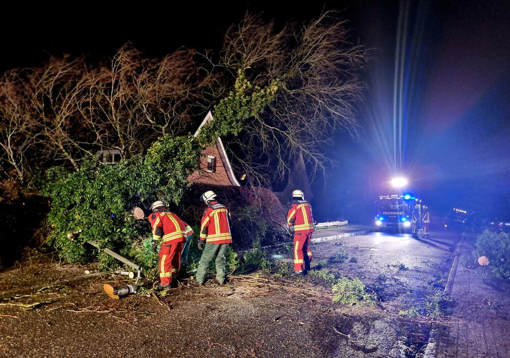 <p>Sve vrste saobraćaja takođe su pretrpjele kolaps, dok je situacija najkritičnija u Britaniji u kojoj pripadnici vlasti apeluju na građane da ne napuštaju domove bez prijeke potrebe, jer je ova država registrovala najjače nalete vjetra ikada</p>