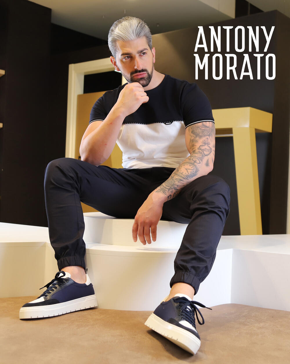 <p>U prodaji se nalazi nova kolekcija proljeće ljeto, a posebno bi izdvojili savršenu kolekciju muškog italijanskog brenda Antony Morato čiji smo eksluzivni zastupnici ,kao i Max Code muškog i ženskog brenda čija je garderoba izrađena od najkavitetnijih prirodnih materijala a čija je obuća prepoznatljiva po vrhunskpoj udobnosti i kvalitetu.</p>