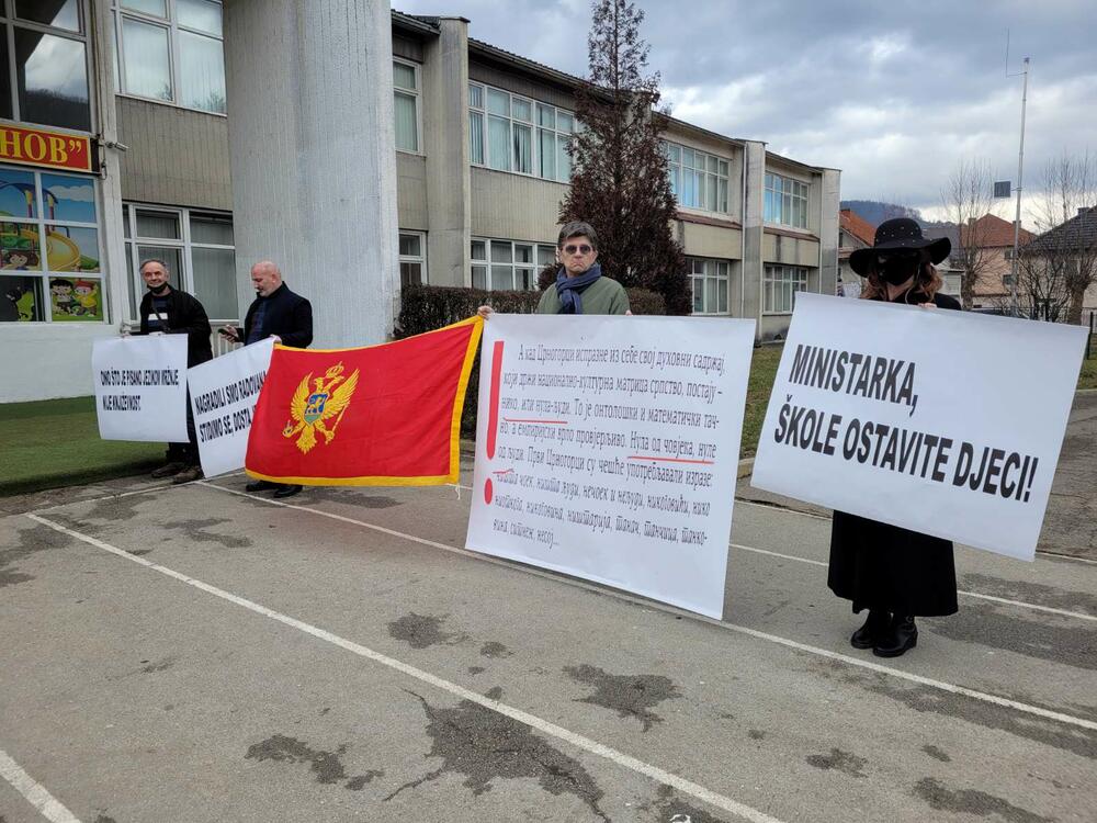 <p>Ispred Ministarstva prosvjete nagradu Mićoviću je uručio direktor Direktorata za podsticanje i razvoj kulturno-umjetničkog stvaralaštva Andrija Radulović</p>