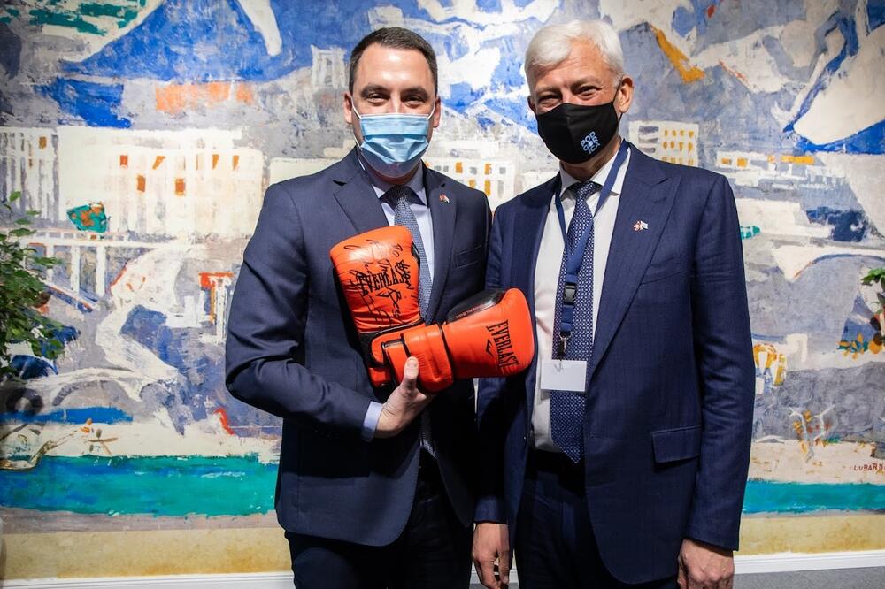 Vuković sa poklonjenim rukavicama, Foto: podgorica.me