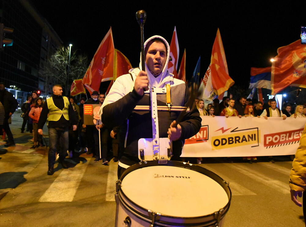 <p>Protest koji organizuju Demokrate, održava se pod sloganom "Ustani, odbrani, pobijedi"</p>