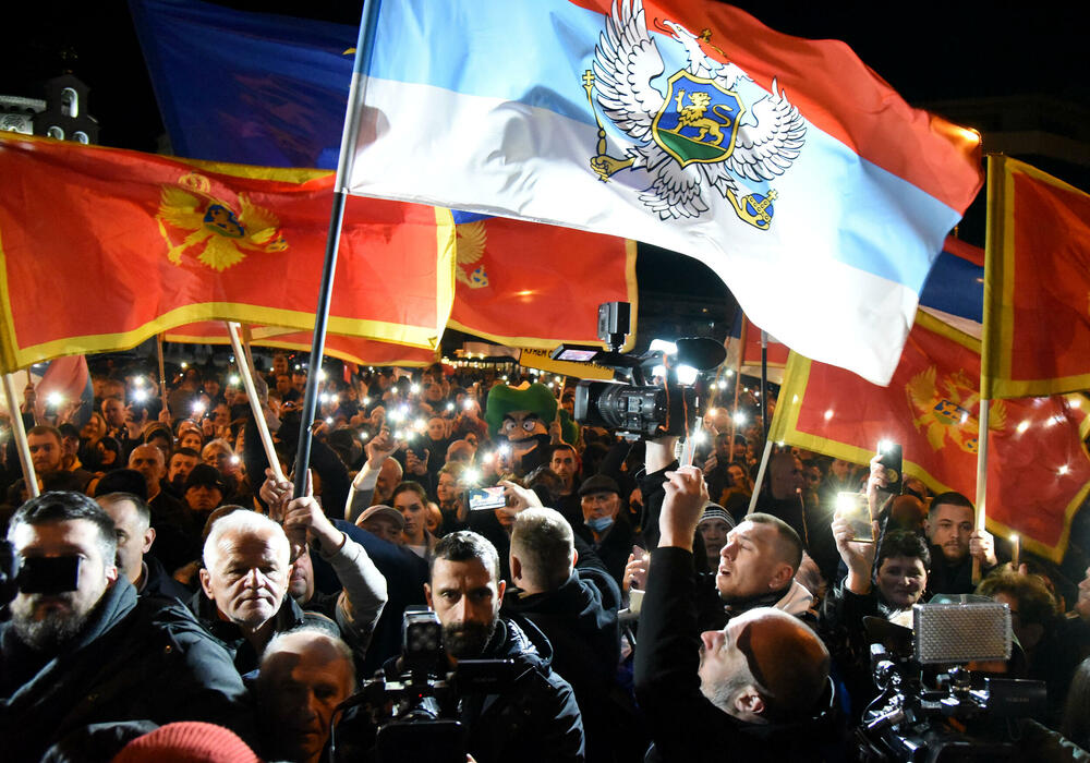 <p>Protest koji organizuju Demokrate, održava se pod sloganom "Ustani, odbrani, pobijedi"</p>