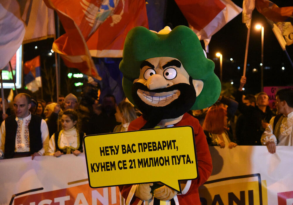 <p>Protest koji organizuju Demokrate, održava se pod sloganom "Ustani, odbrani, pobijedi"</p>