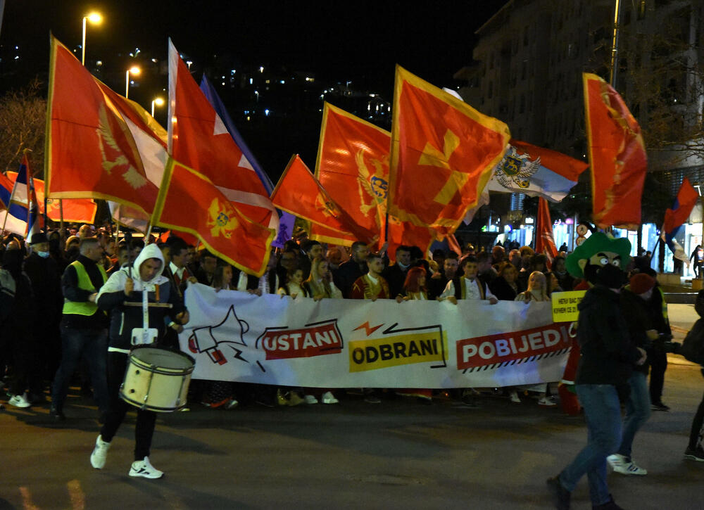 <p>Protest koji organizuju Demokrate, održava se pod sloganom "Ustani, odbrani, pobijedi"</p>
