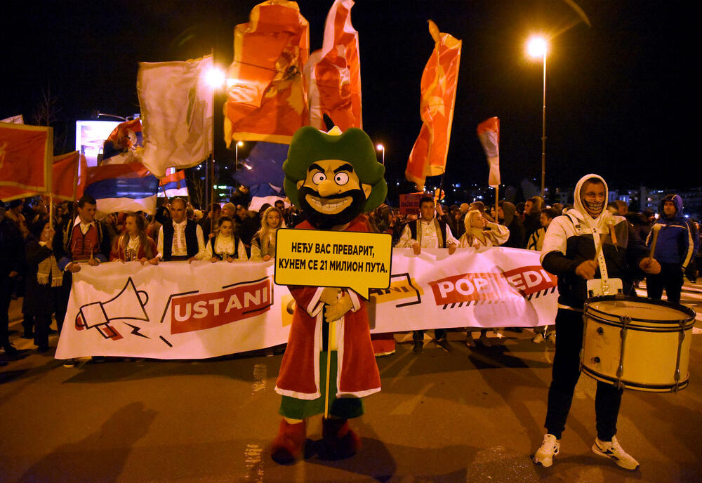 <p>Protest koji organizuju Demokrate, održava se pod sloganom "Ustani, odbrani, pobijedi"</p>