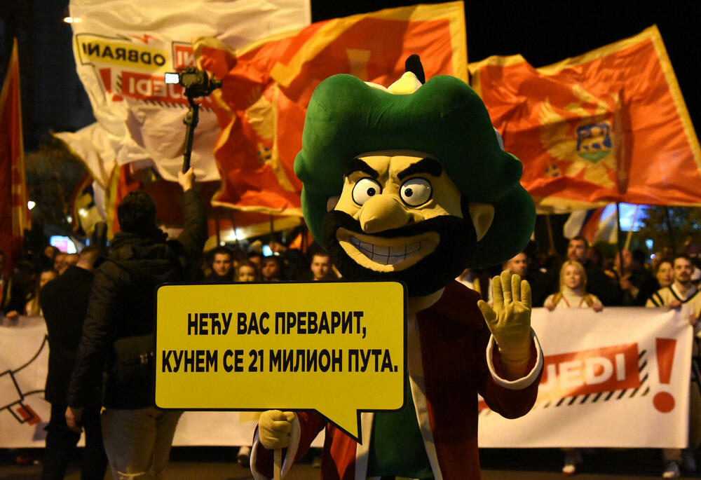 <p>Protest koji organizuju Demokrate, održava se pod sloganom "Ustani, odbrani, pobijedi"</p>