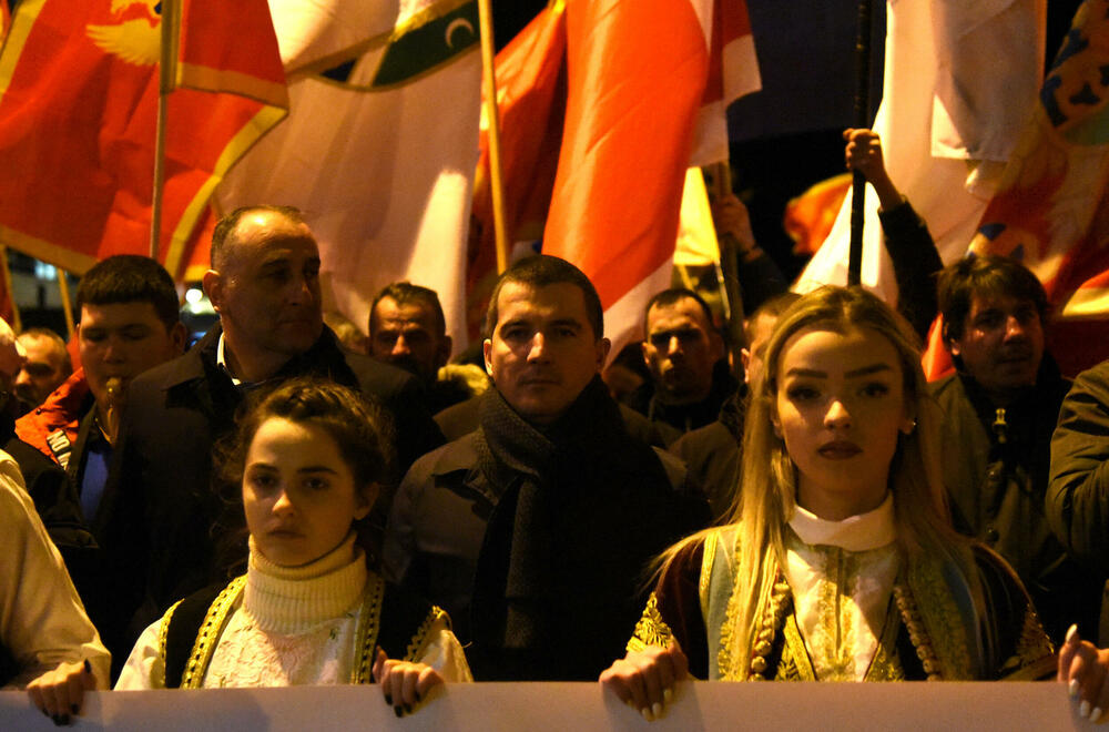 <p>Protest koji organizuju Demokrate, održava se pod sloganom "Ustani, odbrani, pobijedi"</p>