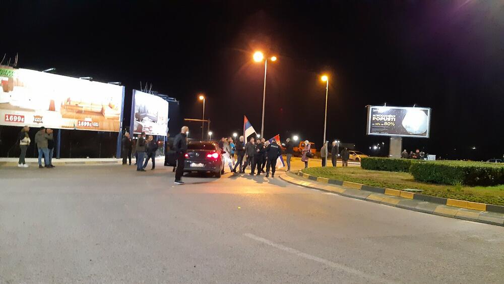 <p>Demokratski front (DF) večeras je organizovao akciju "Blokadom protiv izdaje" kojom je bilo blokirano 17 saobraćajnica u 15 crnogorskih gradova</p>