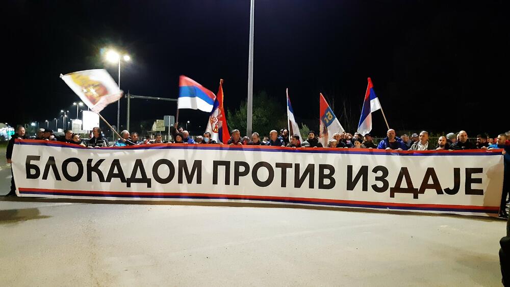 <p>Demokratski front (DF) večeras je organizovao akciju "Blokadom protiv izdaje" kojom je bilo blokirano 17 saobraćajnica u 15 crnogorskih gradova</p>