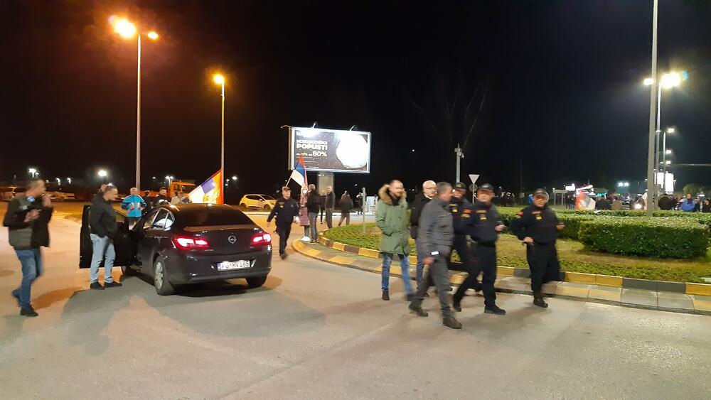<p>Demokratski front (DF) večeras je organizovao akciju "Blokadom protiv izdaje" kojom je bilo blokirano 17 saobraćajnica u 15 crnogorskih gradova</p>