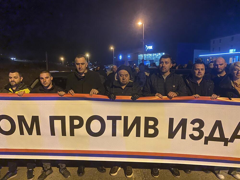 <p>Demokratski front (DF) večeras je organizovao akciju "Blokadom protiv izdaje" kojom je bilo blokirano 17 saobraćajnica u 15 crnogorskih gradova</p>