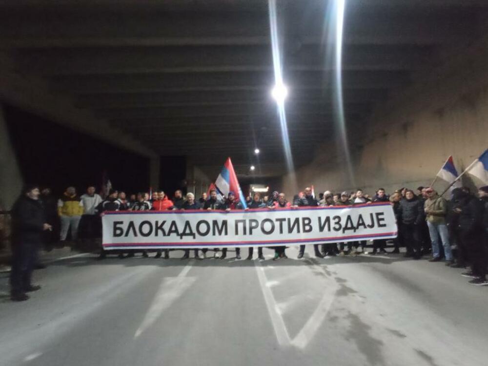 <p>Demokratski front (DF) večeras je organizovao akciju "Blokadom protiv izdaje" kojom je bilo blokirano 17 saobraćajnica u 15 crnogorskih gradova</p>