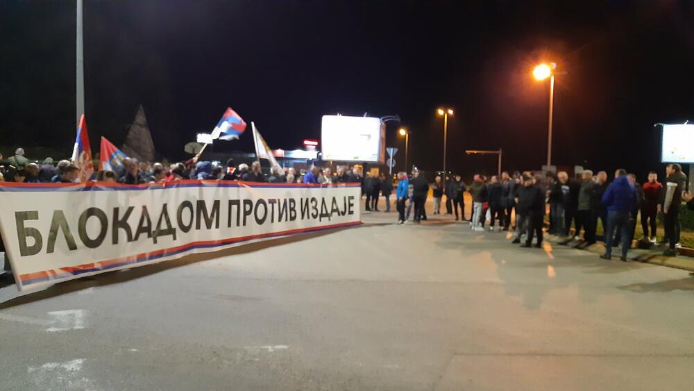 <p>Demokratski front (DF) večeras je organizovao akciju "Blokadom protiv izdaje" kojom je bilo blokirano 17 saobraćajnica u 15 crnogorskih gradova</p>