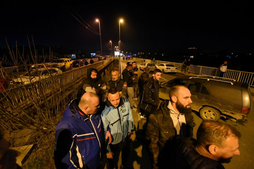 <p>Demokratski front (DF) večeras je organizovao akciju "Blokadom protiv izdaje" kojom je bilo blokirano 17 saobraćajnica u 15 crnogorskih gradova</p>