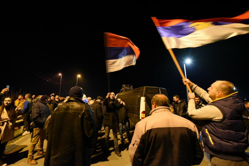 <p>Demokratski front (DF) večeras je organizovao akciju "Blokadom protiv izdaje" kojom je bilo blokirano 17 saobraćajnica u 15 crnogorskih gradova</p>