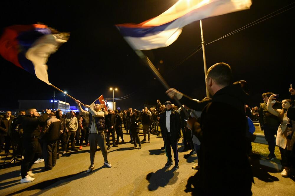 <p>Demokratski front (DF) večeras je organizovao akciju "Blokadom protiv izdaje" kojom je bilo blokirano 17 saobraćajnica u 15 crnogorskih gradova</p>